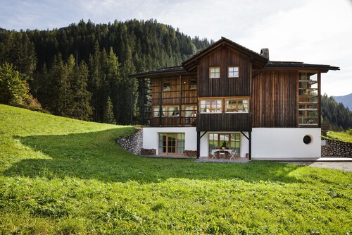 Ferienwohnung in luxuriösem Chalet mit Interieur im Landhausstil, WLAN und Garten