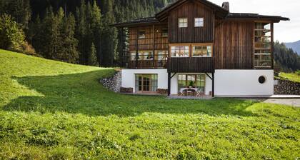 Ferienwohnung in luxuriösem Chalet mit Interieur im Landhausstil, WLAN und Garten