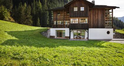 Ferienwohnung in luxuriösem Chalet mit Interieur im Landhausstil, WLAN und Garten