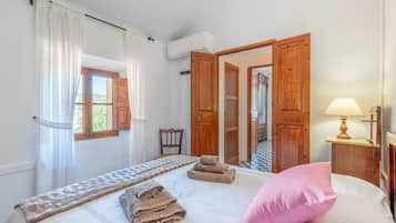 2 bedrooms, iron/ironing board, free WiFi, bed sheets