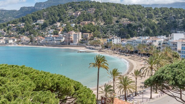 A coastal town with buildings, a beach, and a mountainous backdrop. - Villa on the Beach with Sea View in Port de Soller. Garden and Wi-Fi (Sóller)