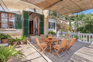 Outdoor dining - Villa on the Beach with Sea View in Port de Soller. Garden and Wi-Fi (Sóller)