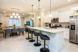 House (6 Bedrooms) | Interior