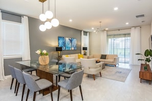 House (6 Bedrooms) | Interior