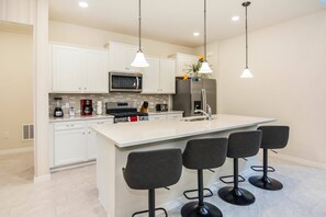 House (6 Bedrooms) | Interior