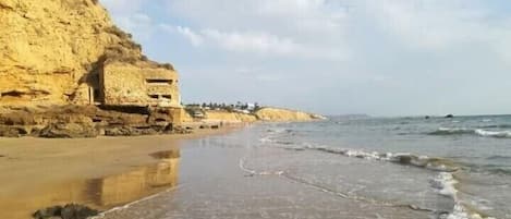 Una spiaggia nelle vicinanze