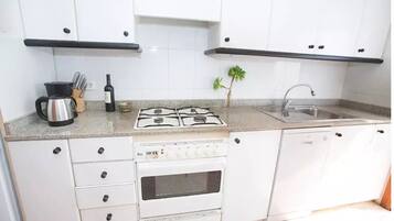 Een koelkast, een magnetron, een oven, een kookplaat