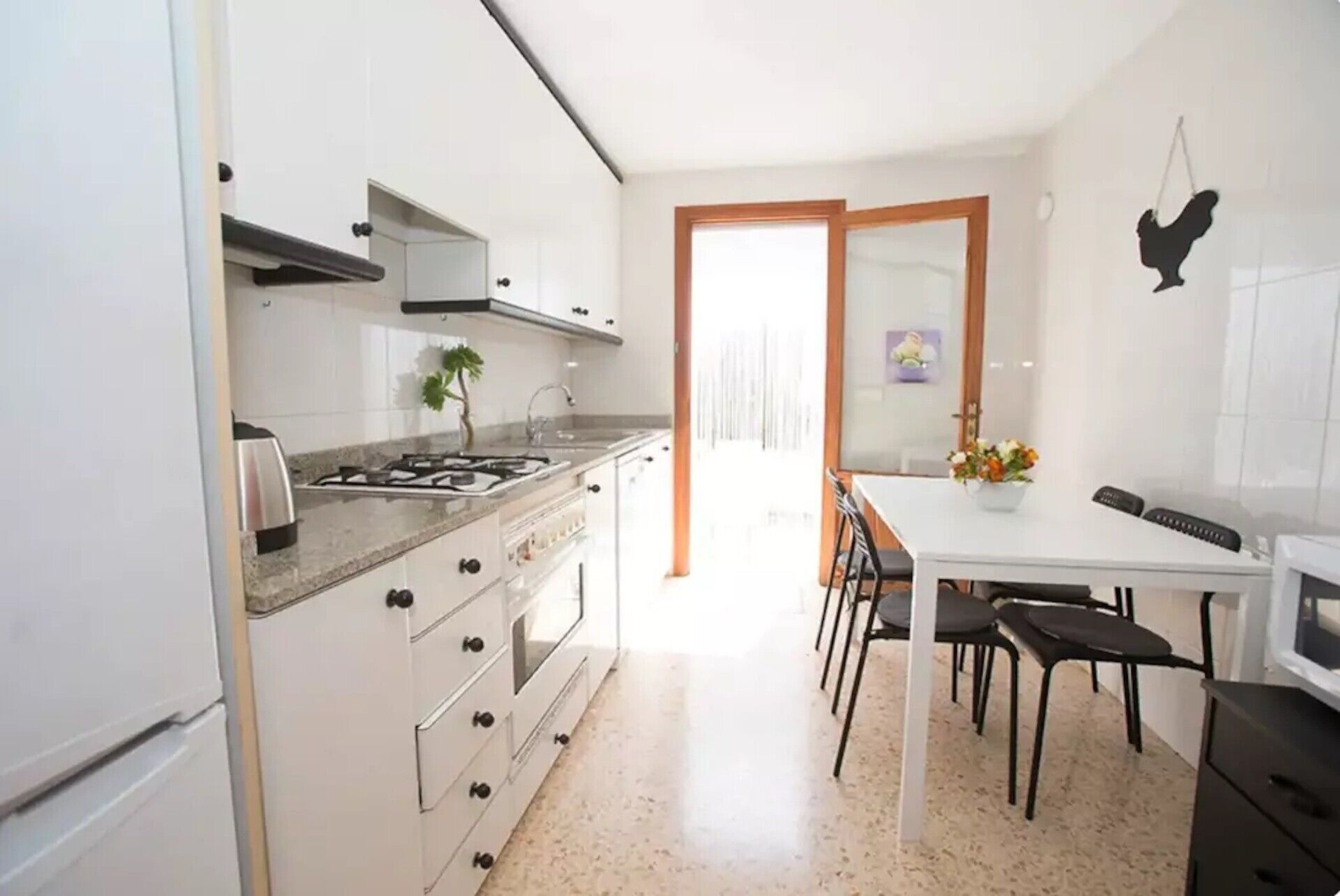 Wasserkocher mit Kaffee-/Teezubehör, Kühlschrank, Mikrowelle, Ofen