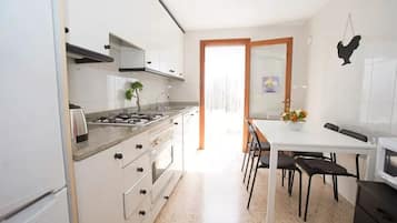 Wasserkocher mit Kaffee-/Teezubehör, Kühlschrank, Mikrowelle, Ofen