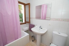 Badewanne, Haartrockner, Handtücher