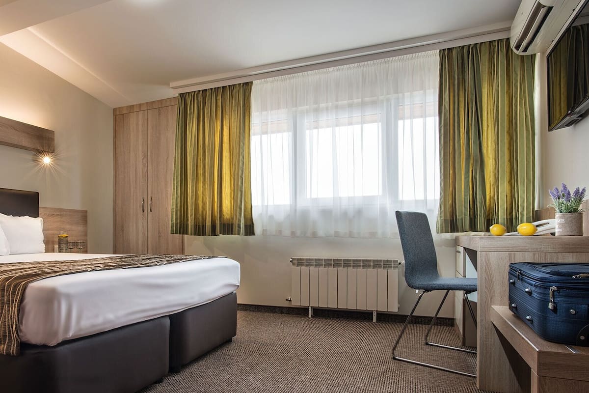 1 chambre, fer et planche à repasser, Wi-Fi gratuit, draps fournis