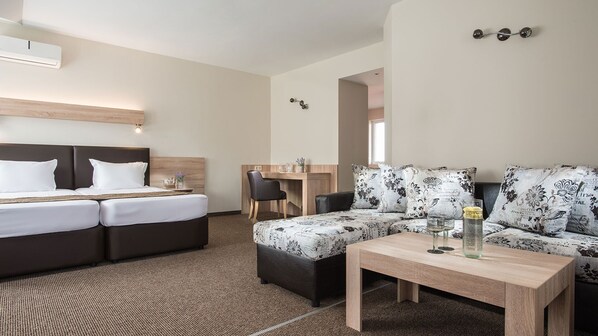 Tabla de planchar con plancha, wifi gratis y ropa de cama