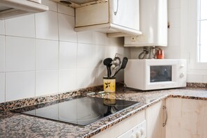 Fridge, microwave, oven, stovetop - Charming Holiday Apartment with Terrace (Barbate)