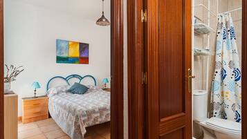 2 bedrooms, iron/ironing board, free WiFi, bed sheets