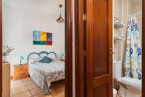 2 bedrooms, iron/ironing board, free WiFi, bed sheets - Charming Holiday Apartment with Terrace (Barbate)