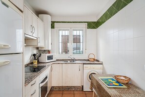 Frigorifero, microonde, forno, piano cottura