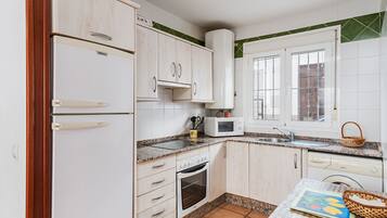 Refrigerador, microondas, horno, placa de cocina
