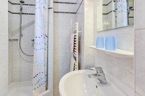 Een bad, een haardroger, handdoeken