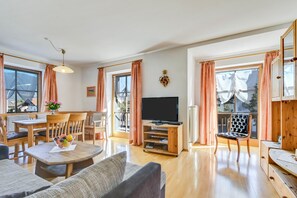 TV - Katharinenhof Holiday Apartment "Kramer Sehr Groß" with Balcony, Mountain View & Wi-Fi (Garmisch-Partenkirchen)