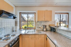 Fridge, microwave, oven, stovetop - Katharinenhof Holiday Apartment "Kramer Sehr Groß" with Balcony, Mountain View & Wi-Fi (Garmisch-Partenkirchen)