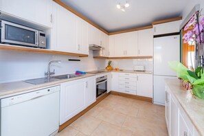 Fridge, microwave, oven, stovetop - Near the Beach and with Terrace - Can Bennasar (Can Picafort)