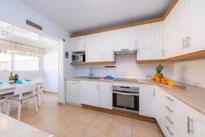 Fridge, microwave, oven, stovetop - Near the Beach and with Terrace - Can Bennasar (Can Picafort)