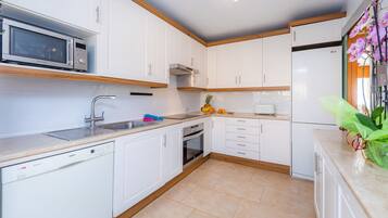 Kylskåp, mikrovågsugn, ugn och spishäll