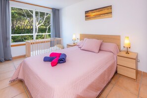 3 bedrooms, iron/ironing board, free WiFi, bed sheets