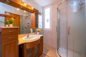 Bathtub, towels