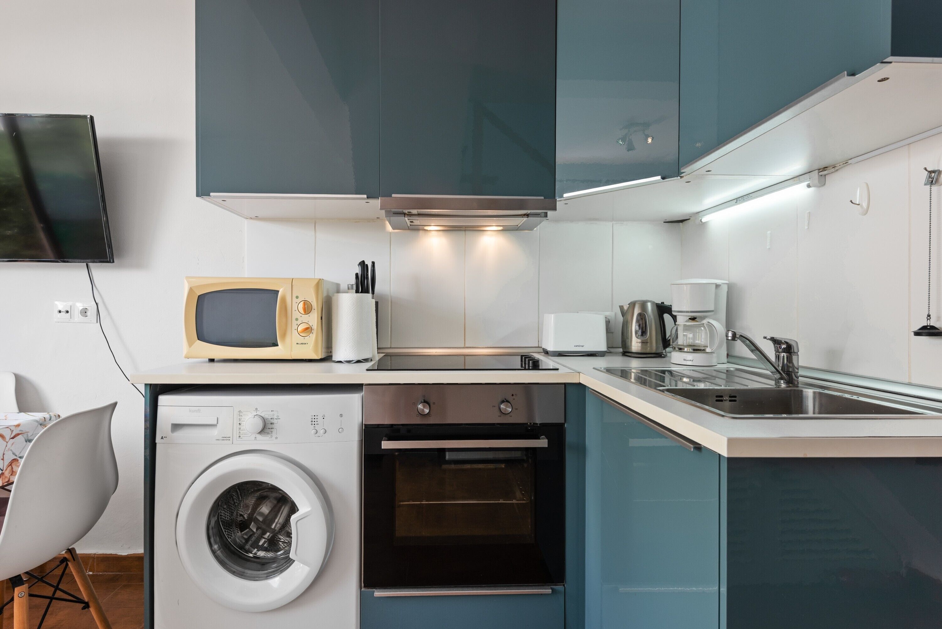 Een koelkast, een magnetron, een oven, een kookplaat