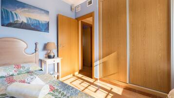 3 slaapkamers, een strijkplank/strijkijzer, gratis wifi, beddengoed