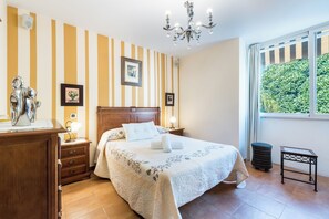 3 slaapkamers, een strijkplank/strijkijzer, gratis wifi, beddengoed