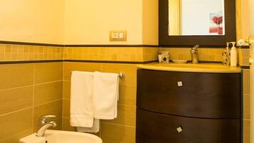 Dusche, Haartrockner, Handtücher