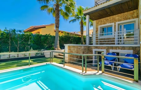 Pool. Spacious Holiday Home Bahamas 1 with Wi-Fi, Pool, Balcony, Terraces & Garden; Parking available