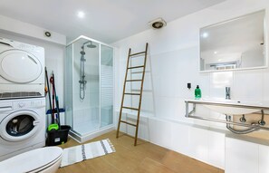 Bathtub, hair dryer, towels - Spacious Holiday Home Bahamas 1 with Wi-Fi, Pool, Balcony, Terraces & Garden; Parking available (Son Serra de Marina)