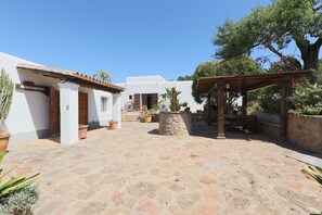 Outdoor dining - Heavenly Villa "Can Caseres" with Saltwater Pool, Orchard and Mountain View (Santa Eulalia del Rio)