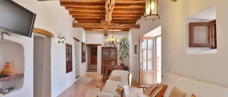 Téléviseur, lecteur de DVD, table de ping-pong, chaîne audio