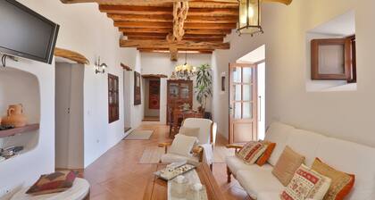 Villa paradisiaque "Can Caseres" avec piscine d'eau salée, verger et vue sur la montagne