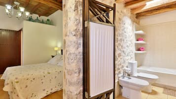 7 bedrooms, iron/ironing board, free WiFi, bed sheets