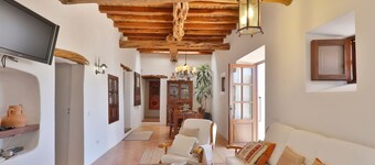 Heavenly Villa "Can Caseres" with Saltwater Pool, Orchard and Mountain View