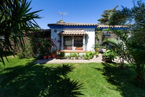 Exterior - Chalet with air conditioning, pool, terrace, garden and Wi-Fi; pets allowed (Chiclana)