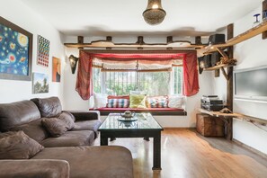 Televisión y chimenea 