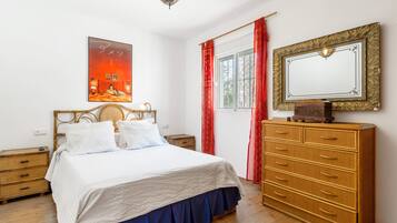 3 bedrooms, iron/ironing board, free WiFi, bed sheets