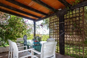 Outdoor dining - Chalet with air conditioning, pool, terrace, garden and Wi-Fi; pets allowed (Chiclana)