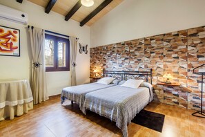 3 slaapkamers, een strijkplank/strijkijzer, gratis wifi, beddengoed