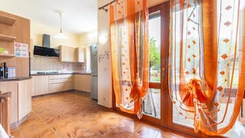 Refrigerador, microondas, horno, placa de cocina