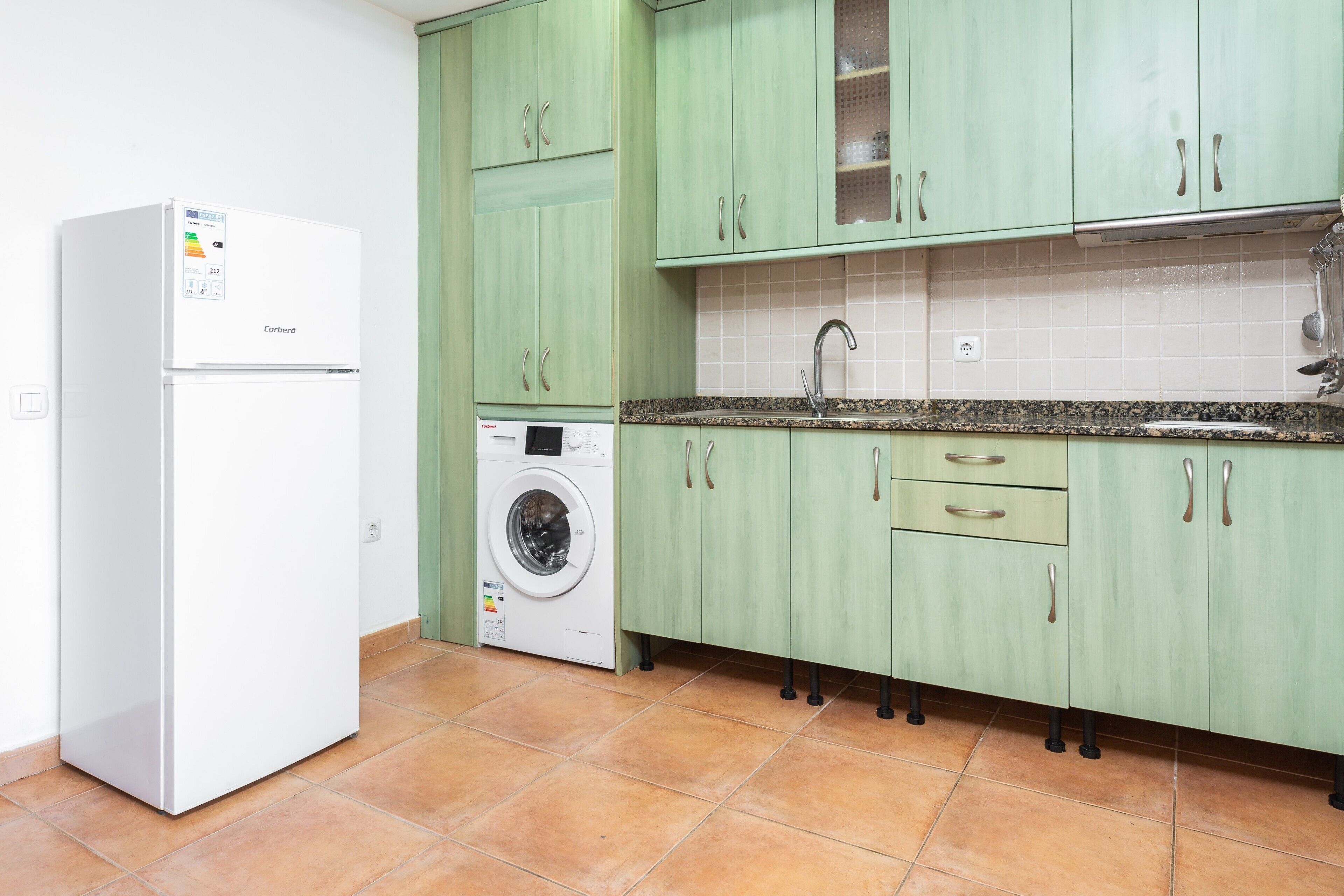 Kühlschrank, Mikrowelle, Herdplatte, Wasserkocher mit Kaffee-/Teezubehör