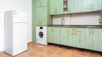 Kühlschrank, Mikrowelle, Herdplatte, Wasserkocher mit Kaffee-/Teezubehör