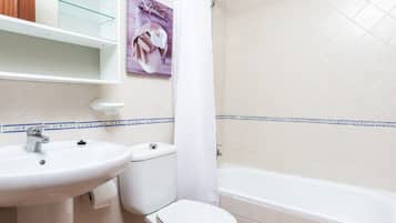 Badekar, hårføner og håndklær