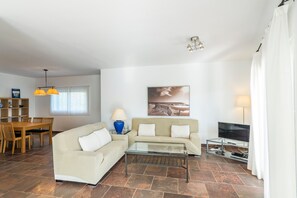 TV - Central Location Near the Coast – Villa Eduard (Binibeca)